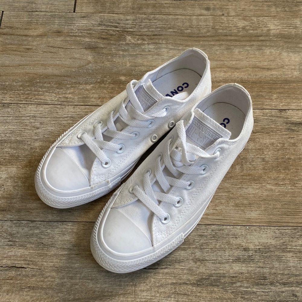 Converse low top all-star chucks